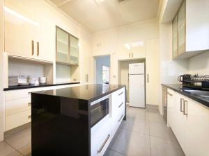 Η κουζίνα ή μικρή κουζίνα στο Deepdene 6BR 3BA Large house - Poker Entertainment Room