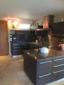 Η κουζίνα ή μικρή κουζίνα στο Maison charmante avec piscine à Saintes-Maries-de-la-Mer +4 φωτογραφίες