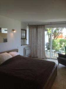 Ένα ή περισσότερα κρεβάτια σε δωμάτιο στο Maison charmante avec piscine à Saintes-Maries-de-la-Mer