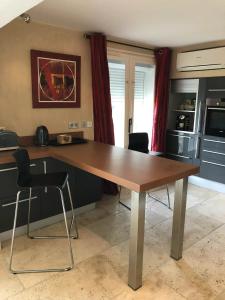 Η κουζίνα ή μικρή κουζίνα στο Maison charmante avec piscine à Saintes-Maries-de-la-Mer