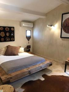 Ένα ή περισσότερα κρεβάτια σε δωμάτιο στο Maison charmante avec piscine à Saintes-Maries-de-la-Mer