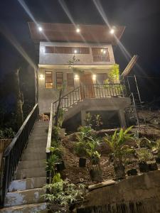's Nachts een huis met trappen naar boven bij R&C Transient House in El Nido