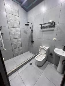 Koupelna v ubytování Park Side Hotel Tsalka + 10 fotografií