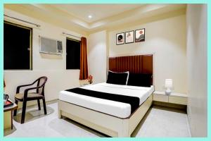 Postel nebo postele na pokoji v ubytování Hotel Shree Ramlala Devsthanam Near Ram janam Bhoomi Temple 400m- Shri Hanuman Garhi Mandir 500m- Free Wifi-Restaurant and Free parking Facility - Fully Air conditioning Premium Room- Best Hotel In Ayodhya