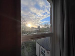ein offenes Fenster mit Blick auf den Himmel in der Unterkunft The Bluebird B&B III in Central Station