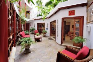 El vestíbulo de un edificio con sillas y mesas rojas. en Playa Delphin 303, en Puerto Naos