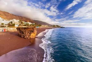 una vista aérea de una playa con un acantilado en Playa Delphin 303, en Puerto Naos 2 fotos más