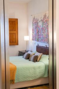 a bedroom with a bed and a painting on the wall at Mar de Serra in Rio Maior