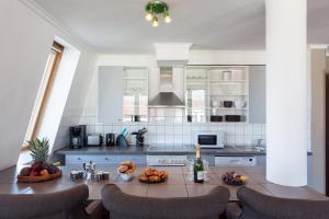 una cocina con una mesa con frutas y una botella de vino en GreatStay Apartment - Danzigerstr., en Berlín