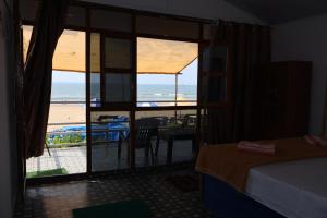 帕特南Mountain Palm patnem beach的卧室享有海滩美景。