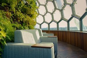 rząd krzeseł w oranżerii z oknami w obiekcie MYRIAD by SANA Hotels w Lizbonie +40 zdjęć