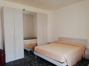 Ένα ή περισσότερα κρεβάτια σε δωμάτιο στο Sunset House Alghero Apartment