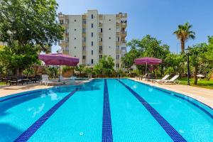 Πισίνα στο ή κοντά στο Melissas Suites Lara