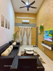 Una sala de estar con un sofá y un ventilador de techo. en Wanley Hstay Beaufort, en Beaufort