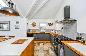 una cucina con pareti bianche e ripiani in legno di Premium Villa and Lodge Perfect for The Open 2026 a Liverpool