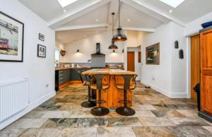 una cucina con tavolo in legno al centro di Premium Villa and Lodge Perfect for The Open 2026 a Liverpool