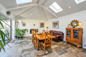 una sala da pranzo con un tavolo e un divano di Premium Villa and Lodge Perfect for The Open 2026 a Liverpool