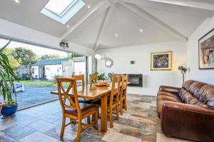 una sala da pranzo con tavolo, sedie e divano di Premium Villa and Lodge Perfect for The Open 2026 a Liverpool Altre 4 foto