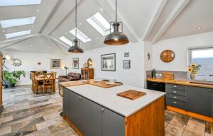 una cucina con una grande isola al centro di una stanza di Premium Villa and Lodge Perfect for The Open 2026 a Liverpool