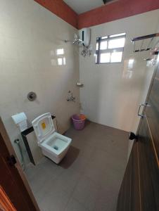 bagno con servizi igienici e finestra di Private Nature Bungalow with Large Outdoor Area a Kankanādi Altre 12 foto