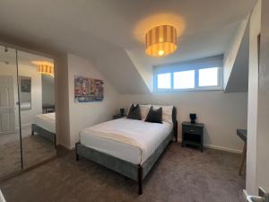 Schlafzimmer mit einem Bett, einem Fenster und einem Spiegel in der Unterkunft The Bluebird B&B III in Central Station