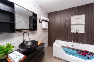 Ένα μπάνιο στο The Palms Hotel +38 φωτογραφίες