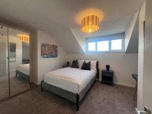 Postel nebo postele na pokoji v ubytování The Bluebird B&B III