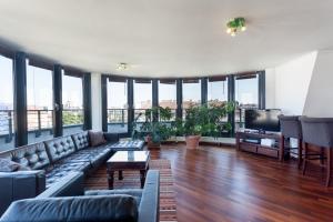 GreatStay Apartment - Danzigerstr. في برلين: غرفة معيشة بها أريكة وتلفزيون