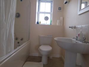 Vannituba majutusasutuses 2 Bed - Sleeps 4 - Free Parking