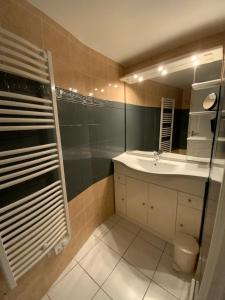 滨海布雷蒂尼奥勒Maison de bourg cosy et fonctionnelle proche mer的浴室里有洗手池和镜子