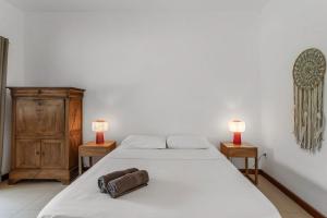 um quarto com uma cama e dois abajures em duas mesas em Villa Nayla - Ocean retreat by Sealodge em Rivière Noire mais 21 fotografias