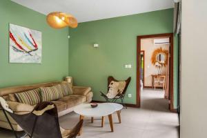 uma sala de estar com um sofá e uma mesa em Villa Nayla - Ocean retreat by Sealodge em Rivière Noire