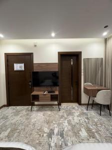 Телевизор и/или развлекательный центр в شقق مفروشة هداج تاون العلا +33 фотографии