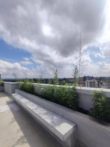 un banco sentado en la parte superior de un edificio en Solara Loft, en Nairobi