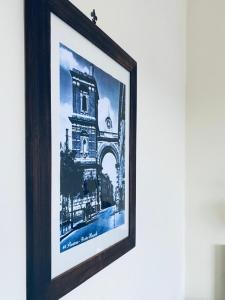 una imagen enmarcada de un edificio en una pared en Hotel Max, en Aversa