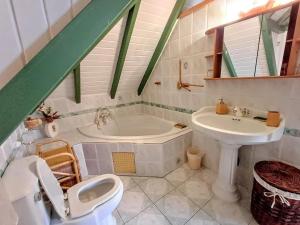 Un baño de Location spacieuse à Deshaies avec vue sur la mer et montagne 27 fotos más