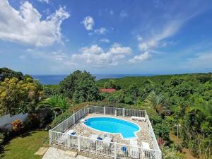 La pileta dentro o cerca de Location spacieuse à Deshaies avec vue sur la mer et montagne