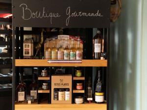 une exposition de bouteilles de vin sur une étagère dans l'établissement Hotel ibis Narbonne, à Narbonne 127 autres photos