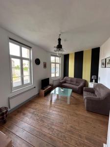 een woonkamer met twee banken en een salontafel bij La Maison d'Anissa-plage à 20min-Wifi-Parking in Nouvion-en-Ponthieu +22 foto's