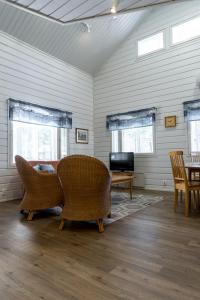 un soggiorno con 2 sedie e una TV di Jukuheikki a Kalajoki