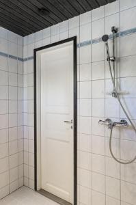 una doccia con porta bianca in bagno di Jukuheikki a Kalajoki