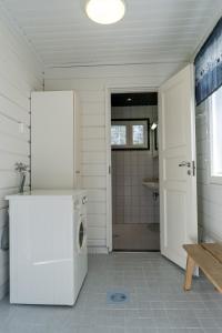 una cucina con un frigorifero bianco e un lavello di Jukuheikki a Kalajoki Altre 7 foto