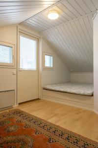 una camera con un letto in mansarda con finestra di Jukuheikki a Kalajoki