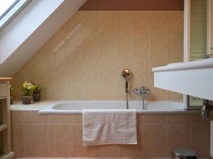 ein Badezimmer mit Badewanne und Waschbecken in der Unterkunft Le Charming duplex lumineux avec balcon, terrasse ensoleillée & parking in Knokke-Heist + 30 Fotos