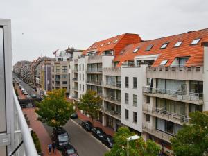 eine Draufsicht auf eine Stadtstraße mit Gebäuden in der Unterkunft Le Charming duplex lumineux avec balcon, terrasse ensoleillée & parking in Knokke-Heist