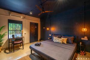 Un dormitorio con una cama grande con una pared azul. en Zostel Alleppey, en Alleppey