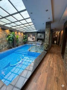 een groot zwembad in een hotelkamer bij Private villa in Sheikh Zayed