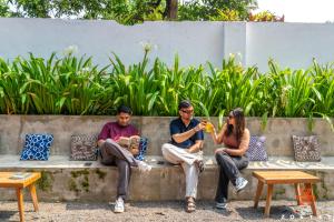 un groupe de personnes assises sur un banc dans l'établissement Zostel Alleppey, à Alappuzha 41 autres photos