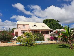 Κήπος έξω από το Mary Madinina