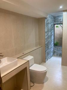 Ένα μπάνιο στο Villa Louise Choengmon bay koh Samui beach, 3 bedrooms, 8 guests, pool and garden +19 φωτογραφίες